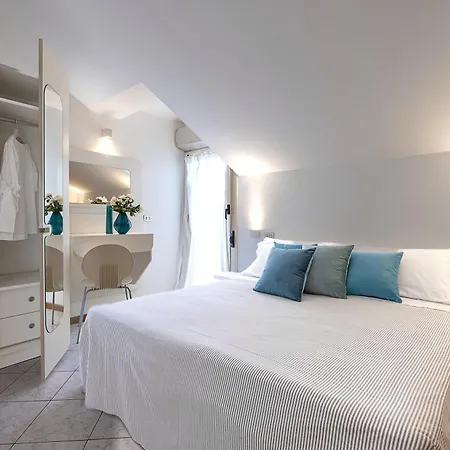 Otel Adriatica Con Piscina 3*