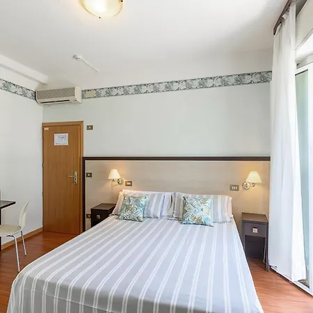 Adriatica Con Piscina מלון ריצ'יונה