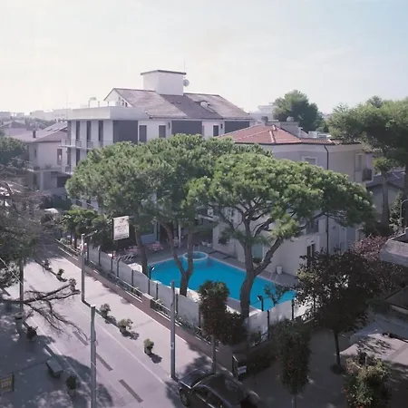 מלון Adriatica Con Piscina 3*